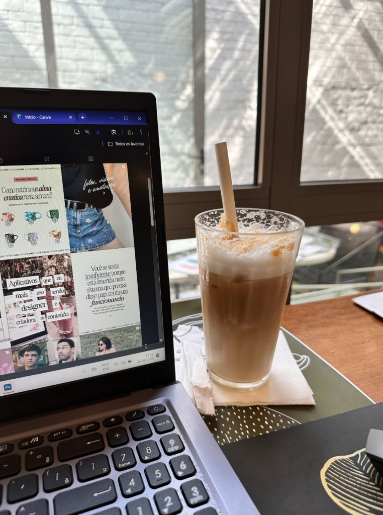 Ordinateur portable et café glacé, préparation des formats de publications Instagram